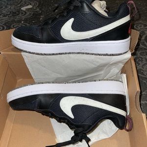 Nike borough low courts 6.5Y